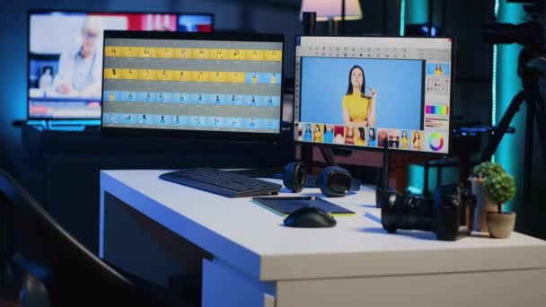 Modern Creatief Kantoor Mediabureau Met Multi Monitor Computer Setup Gebruikt — Stockvideo