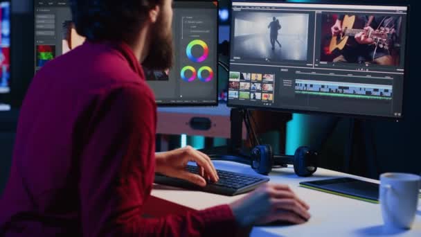 Επαγγελματικός Επεξεργαστής Βίντεο Αναλύοντας Μοντάζ Ταινιών Πριν Από Την Επεξεργασία — Αρχείο Βίντεο