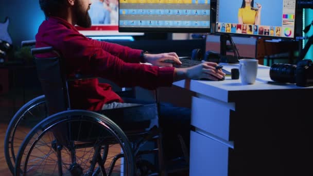Επεξεργαστής Φωτογραφιών Αναπηρική Καρέκλα Επιλέγοντας Συντακτικές Φωτογραφίες Που Λαμβάνονται Επαγγελματική — Αρχείο Βίντεο