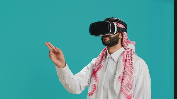 Hombre Oriente Medio Usando Auriculares Estudio Disfrutando Disparar Con Tecnología —  Fotos de Stock