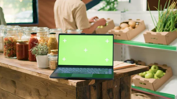 Yerel Bir Eko Mağazasındaki Yeşil Ekran Dizüstü Bilgisayar Raflarda Organik — Stok fotoğraf