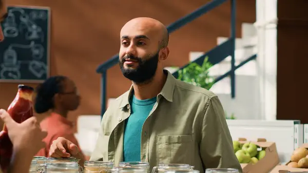 Vendor Presenting His Organic Products Vegan Client Shopping Groceries Showing — Stock Photo, Image