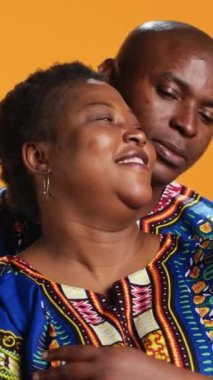 Dikey videolu koca kameranın önünde karısına sarılıyor. Hayat arkadaşına karşı dürüst duygular ve gerçek aşkını gösteriyor. Afrika kökenli Amerikalı çift samimi duygularını paylaşıyor..