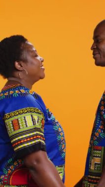 Dikey Videolu Tatlı Koca, karısının alnından öpüyor ve ona olan sevgisini ve ilgisini dile getiriyor. Romantik bir insan partnerini öper. Stüdyoda samimi bir sevgi ve güzel duygular gösterir..