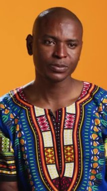 Dikey video özgüveni olan insanlar kamerada sessiz sessizlik sembolü göstererek birilerinden sır saklamasını ve gizli kalmasını istiyorlar. Afrikalı Amerikalı etnik çift sessiz jest yapıyor, mahremiyete işaret ediyor..