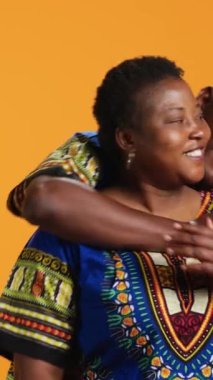 Dikey video seven koca kameranın önünde karısını kucaklıyor. Hayat arkadaşına karşı samimi duygular ve gerçek aşkı gösteriyor. Afrikalı Amerikalılar kucaklaşır ve dürüstlüklerini sunarlar.