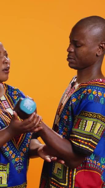 Függőleges Videó Mosolygó Bátorítja Férjét Hogy Emelje Súlyát Súlyzókkal Izomerejéért — Stock videók