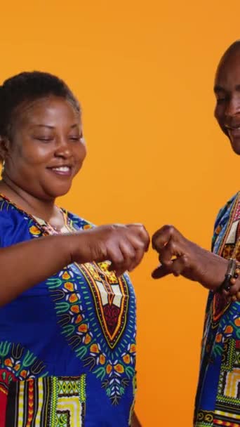 Vertikální Video Africký Americký Pár Dělá Srdce Tvaru Znamení Rukama — Stock video