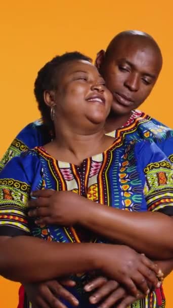 Vertikální Video Sladký Africký Americký Pár Objímající Studiu Držící Jeden — Stock video