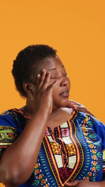 Dikey Video Kocasının Karısı Kamerada Acı Veren Baş Ağrısıyla Stres — Stok video