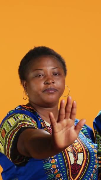Vertical Video Afrikkalainen Amerikkalainen Pari Tekee Stop Symboli Kämmen Ilmentää — kuvapankkivideo