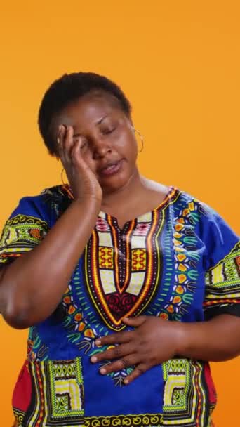 Verticale Video Vermoeide Man Vrouw Omgaan Met Migraine Camera Pijn — Stockvideo
