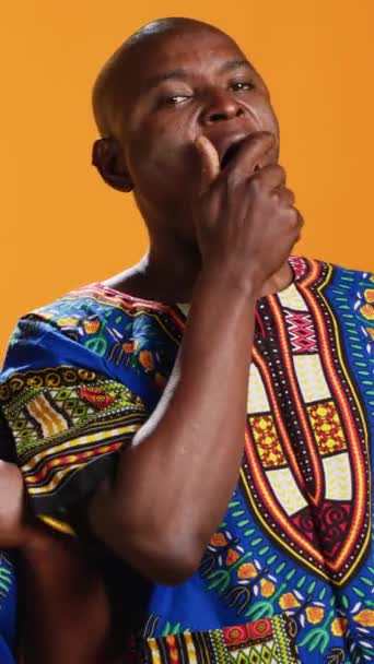 Vertikal Video Sömniga Afrikanska Amerikanska Människor Gäspar Framför Kameran Känner — Stockvideo