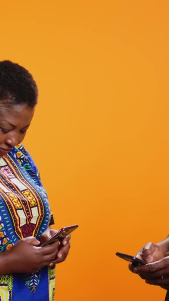 Vertical Video Afrikanisches Paar Überprüft Social Media Netzwerk Auf Smartphone — Stockvideo