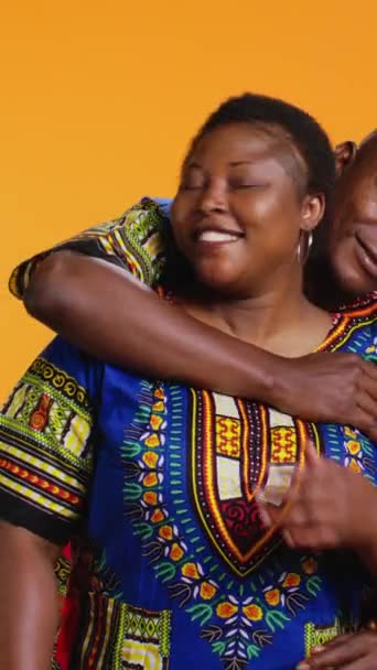 Vídeo Vertical Povos Afro Americanos Bonitos Abraçando Câmera Segurando Outro — Vídeo de Stock