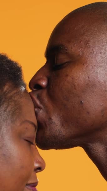 Vertical Video Hombre Romántico Besando Frente Novia Estudio Expresando Verdadero — Vídeo de stock