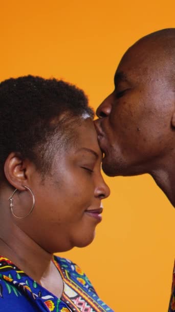 Vertical Video Caring Homem Dando Beijo Testa Sua Namorada Apresentando — Vídeo de Stock