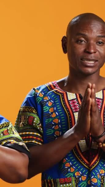 Dikey Video Afrikalı Amerikalılar Dua Eden Eller Yapıp Tanrı Dan — Stok video
