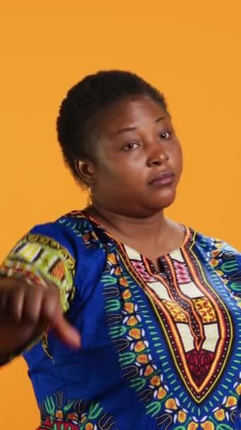 Вертикальное Видео Африканская Пара Показывает Знак Опущенный Палец Давая Неприязнь — стоковое видео