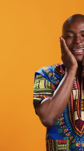 Pionowe Wideo Radosne Afrykańskie Amerykańskie Osoby Śmiejące Się Czegoś Studio — Wideo stockowe