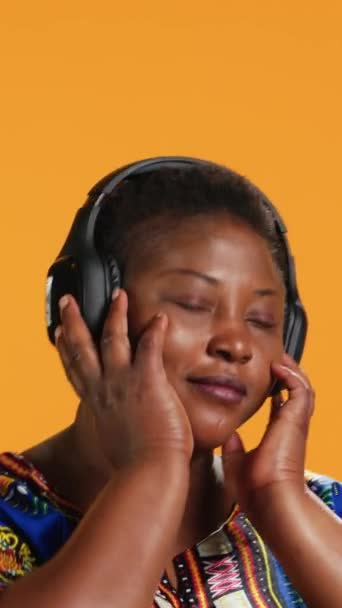 Pionowe Wideo Afrykańscy Amerykańscy Partnerzy Tańczący Słuchawkach Studio Bawiący Się — Wideo stockowe