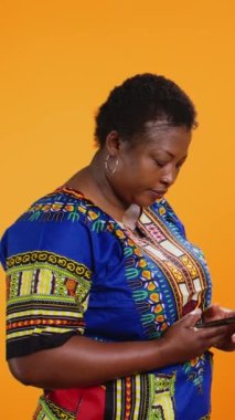 Dikey Video Afrikalı Amerikalılar kameraya cevap veriyor, stüdyoda arkadaşlarıyla ya da aileleriyle konuşuyorlar. Evli çift akıllı telefondan mutlu mesut konuşuyor, uzaktan iletişim kuruyor..