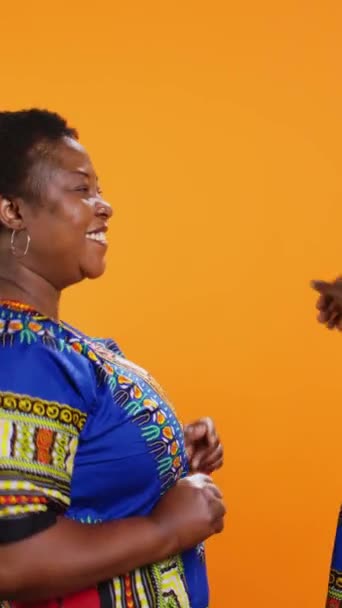 Vidéo Verticale Les Partenaires Afro Américains Amusent Danser Studio Profiter — Video