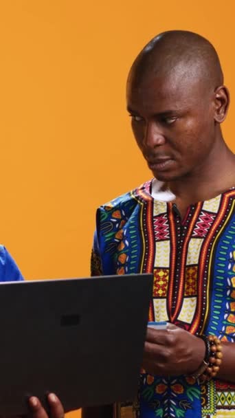 Vídeo Vertical Afro Americana Comprando Roupas Line Laptop Fazendo Sessão — Vídeo de Stock