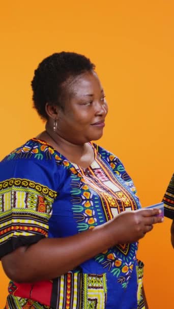 Dikey Afrikalı Amerikalı Çift Internet Ödemeleri Ile Kıyafet Alıyorlar Tablet — Stok video