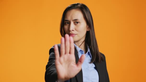 Filippinsk Kvinna Visar Stoppskylt Med Palm Reklam Negativitet Och Ingen — Stockvideo