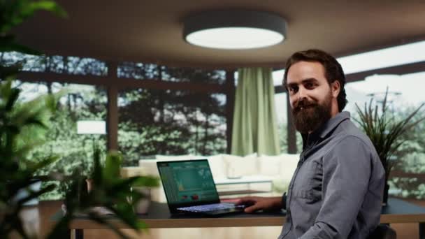 Ondernemer Werkt Online Zijn Luxe Huis Het Bergwoud Met Behulp — Stockvideo