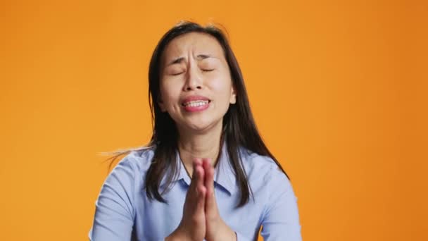 Filipiński Model Modlący Się Przebaczenie Okazujący Wdzięczność Przed Kamerą Pełna — Wideo stockowe