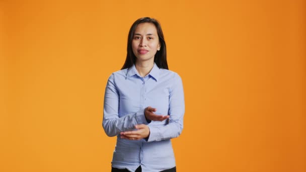 Szczęśliwa Kobieta Pozuje Ramionami Skrzyżowanymi Studio Pomarańczowym Tle Zachowując Się — Wideo stockowe