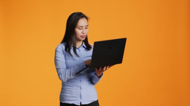 Modna Kobieta Zamawiania Produktów Online Laptopie Przy Użyciu Karty Kredytowej — Wideo stockowe