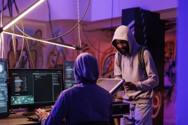 Bilgisayar korsanları, ağ sistemi hacklemek için yasa dışı teknolojiyle kara kutu açıyor. İnternet suçluları sunucuya girmek için saldırı planlıyor ve ekipmanla olayı inceliyor