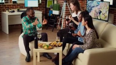 Arkadaşlar sohbet eder, şarap içerken hikâyelerini paylaşır, rahat bir apartman dairesinde hayatlarından bahsederler. Çeşitli insan grupları evlerinde vakit geçirip şarküteriden yemek yiyorlar.