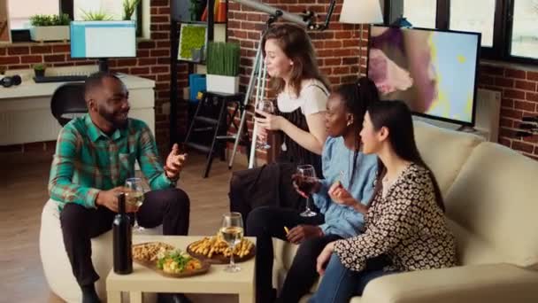 Groupe Bipoc Personnes Parlant Buvant Alcool Des Amis Réunion Sociale — Video