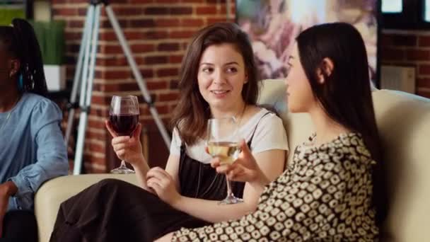 Kanepede Muhabbet Eden Kankalar Arkadaşlarla Buluşmada Şarap Şampanya Içenler Arayı — Stok video