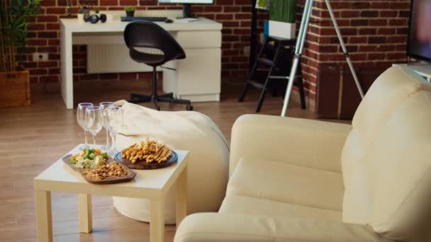 Vacío Elegante Acogedor Apartamento Sala Estar Con Galletas Saladas Cacahuetes — Vídeo de stock