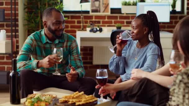 Pria Afrika Amerika Yang Bahagia Pesta Apartemen Berdiskusi Dengan Wanita — Stok Video