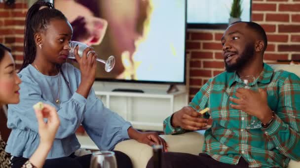 Pareja Afroamericana Hablando Sofá Consumiendo Vino Queso Reunión Social Después — Vídeo de stock
