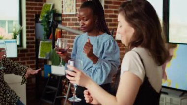 Ev partisi davetlilerinin çok ırklı bir karışımı kahkaha ve dans hareketleri, oturma odasında canlı bir atmosfer yaratıyor. Arkadaşlar hafta sonları hiphop 'ta dans eder, kalçalarını sallarlar.