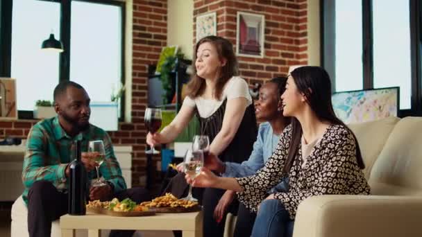 Diversos Amigos Divertindo Juntos Vinho Taças Champanhe Aconchegante Apartamento Comemorando — Vídeo de Stock