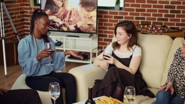 Mulheres Felizes Conversando Sofá Acolhedor Festa Apartamento Bebendo Vinho Desfrutando — Vídeo de Stock