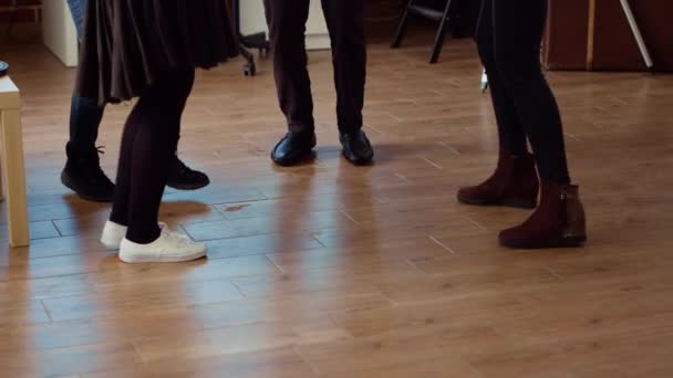 Zblízka Záběr Hostů Nohy Tančí Točí Kolem Domu Během Zábavné — Stock video