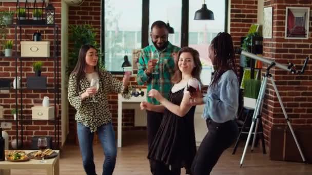 Diversa Mezcla Invitados Fiesta Casa Compartiendo Risas Movimientos Baile Sala — Vídeos de Stock