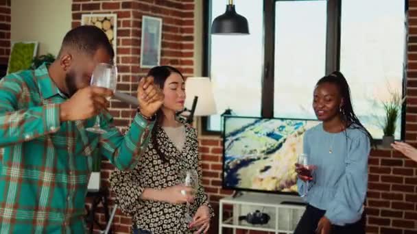 다민족 동료는 휴가를 아파트 파티를 열정적으로 시간을 즐기는 친구의 활기찬 — 비디오
