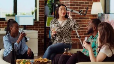 Herkes şarap kadehinin tadını çıkarırken, Asyalı bir kadın hafta sonu partisinde arkadaşlarına eğlenceli bir hikaye anlatıyor. Çok ırklı konuklar, sıcak oturma odasında sunucudan komik hikayeler dinliyorlar.