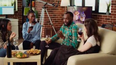 Çeşitli grup arkadaşları Afro-Amerikan erkek doğum gününü kutluyor, alkol içiyor ve evde aperatif yiyor. Misafirler ev sahibi hediyelerini verdikten sonra toplanıp gülüyorlar ve tartışıyorlar.