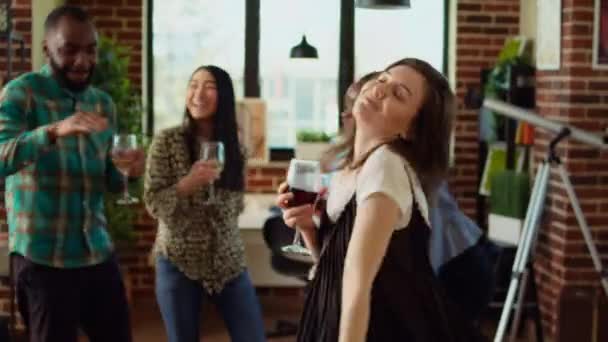 Invités Bipoc Dansant Tournant Autour Maison Pendant Fête Appartement Divertissante — Video